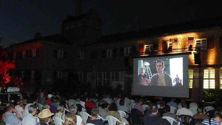 Sieben Tage lang verwandelte sich der Zeiler Caritasgarten in ein Open-Air-Kino, natürlich unter Einhaltung aller Coronaregeln.