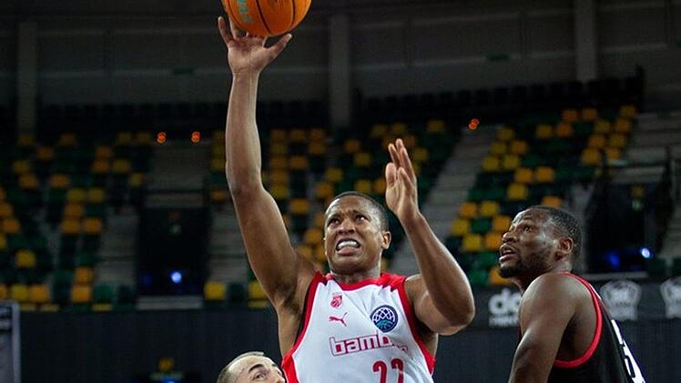 Neuzugang Devon Hall (Mitte) fehlt in seinem erst zweiten Spiel für Bamberg noch die Bindung zur Mannschaft, zeigte aber erneut, dass er eine Verstärkung darstellt. Foto: championsleague.basketball