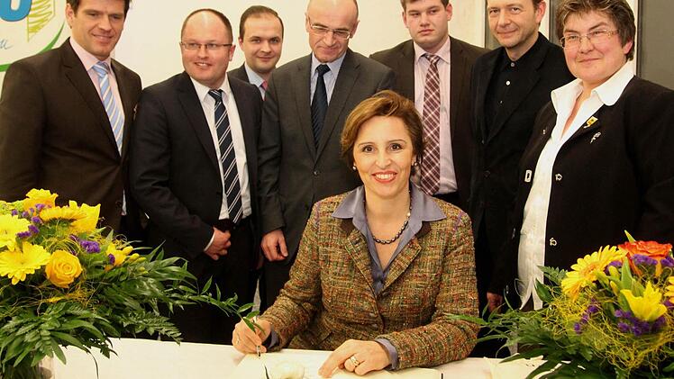 Ministerin Christine Haderthauer beim Eintrag ins Goldene Buch mit (von links) CSU-Kreisvorsitzender Steffen Vogel, JU-Kreisvorsitzender Sebastian Stastny, Fabian Weber, Wilhelm Schneider, Philipp Ulrich, MdL Bernd Weiß und 2. Bürgermeisterin Gabi Rögner. Foto: Günther Geiling