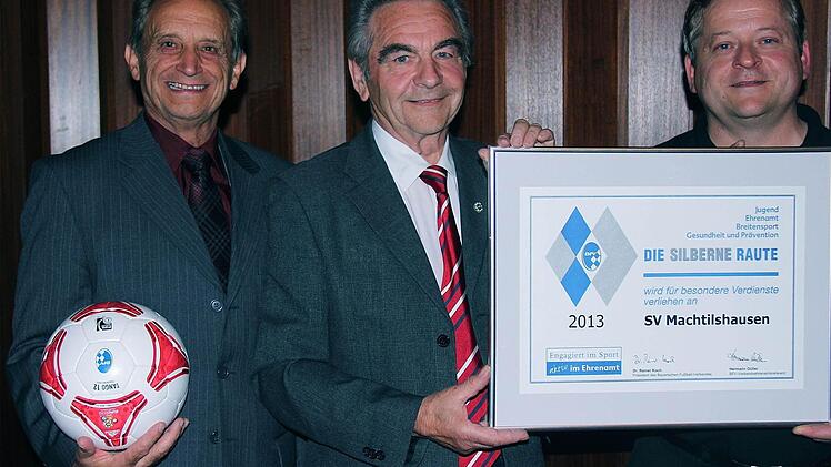 Edgar Wolf, 3. Bürgermeister und Ehrenamts-Beauftragter, und Kreisehrenamtsbeauftragter Georg Stöth überreichen die "Silberne Raute" an den SV-Vorsitzenden Volker Meusel-Schneider (r.). Foto: Gerd Schaar