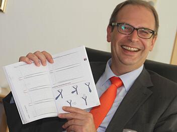 Das Hausaufgabenheft zeigt sogar, wie eine Krawatte gebunden wird, wie Landrat Christian Meißner als Erster entdeckte. Foto: Gerda Völk