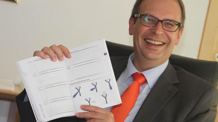 Das Hausaufgabenheft zeigt sogar, wie eine Krawatte gebunden wird, wie Landrat Christian Meißner als Erster entdeckte. Foto: Gerda Völk