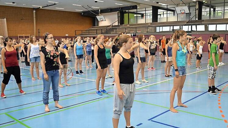 Fertig machen zum Breakdance: In der Dreifachturnhalle übten die Gymnasiasten die unterschiedlichen Choreografien mit dem Rapper "2schneidig" aus Hannover ein. Fotos: Rudi Hein/Kultusministerium.