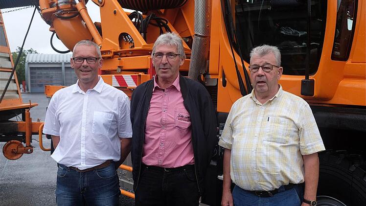 (V.l.): Erich Pfister, Leiter der Autobahnmeisterei, Rudolf Kiesel und der ehemalige Leiter Erhard Schumacher. Foto: Gerd Schaar