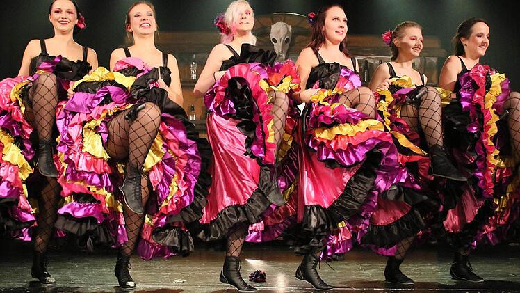 In einem echten Saloon dürfen natürlich die "Can Can"-Damen mit farbenfrohen Röcken sowie engen Korsagen inklusive Strumpfbänder nicht fehlen. Für (von links) Janina Krohe, Julia Stapf, Janine Scheuring, Luisa Stache, Vanessa Schumm und Verena Eggemann kein Problem, die ohnehin tolle Stimmung im Saal weiter anzuheizen.