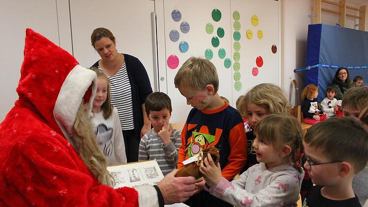 Der Nikolaus besuchte auf Einladung der Bayerischen Rundschau die Evangelische Kindertagesstätte Abenteuerland in Neuenmarkt. Foto: Jürgen Gärtner