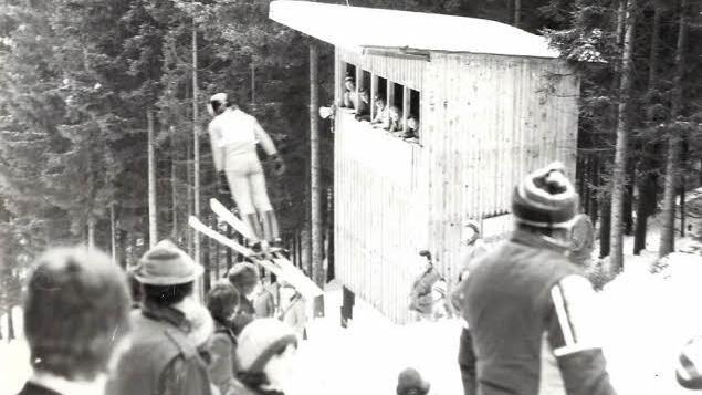 Eine Zeit des Wandels - sogar beim Wintersport in Rothenkirchen: Bis Anfang der 70er Jahre wurden die Arme noch über den Kopf nach vorne gestreckt, später kam der so genannte Fisch-Stil auf mit nach hinten gestreckten Armen  und paralleler Skiführung.