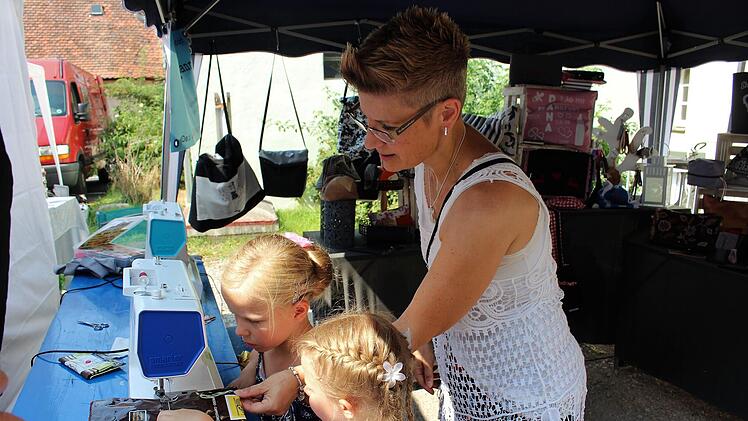 Auf dem Handwerkermarkt: Die Höchstadterin Dana Hofmann mit Nachwuchs beim "Schnuppernähen"Evi Seeger