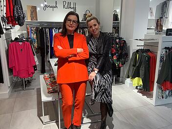 Doris und Sarah Stark vor einer neuen Kollektion in dem kürzlich erweiterten Bereich ihrer Boutique. Die Kunden werden für die nächsten Wochen zwar ausbleiben - sobald der Katastrophenfall aufgehoben ist, wird das Geschäft jedoch ganz normal weiter laufen. Foto: privat