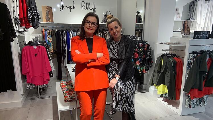 Doris und Sarah Stark vor einer neuen Kollektion in dem kürzlich erweiterten Bereich ihrer Boutique. Die Kunden werden für die nächsten Wochen zwar ausbleiben - sobald der Katastrophenfall aufgehoben ist, wird das Geschäft jedoch ganz normal weiter laufen. Foto: privat