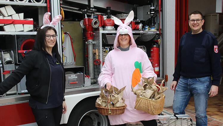 Bevor sich Osterhase Marina Hamel mit dem Führungsteam der Feuerwehr Rossach, Diana Schultheiß (links) und Björn Siegel (rechts), mit seinen Osterpräsenten auf den Weg machte, wurden die Gerätschaften im Feuerwehrauto erklärt. Foto: Michael Stelzner