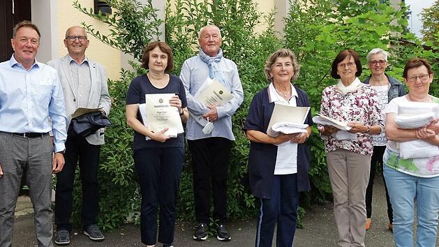 Der Obmann der Ortsgruppe Nordhalben des Frankenwaldvereins, Michael Wolf (links), und seine Stellvertreterin Silke Wachter (Zweite von rechts) zeichneten die langjährigen Mitglieder (von links) Otmar Adler, Birgit Franz, Horst Wolf genannt Schmidt, Hanna Kehr, Erna Daum und Annemarie Müller aus.