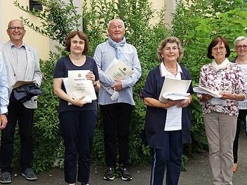 Der Obmann der Ortsgruppe Nordhalben des Frankenwaldvereins, Michael Wolf (links), und seine Stellvertreterin Silke Wachter (Zweite von rechts) zeichneten die langjährigen Mitglieder (von links) Otmar Adler, Birgit Franz, Horst Wolf genannt Schmidt, Hanna Kehr, Erna Daum und Annemarie Müller aus.