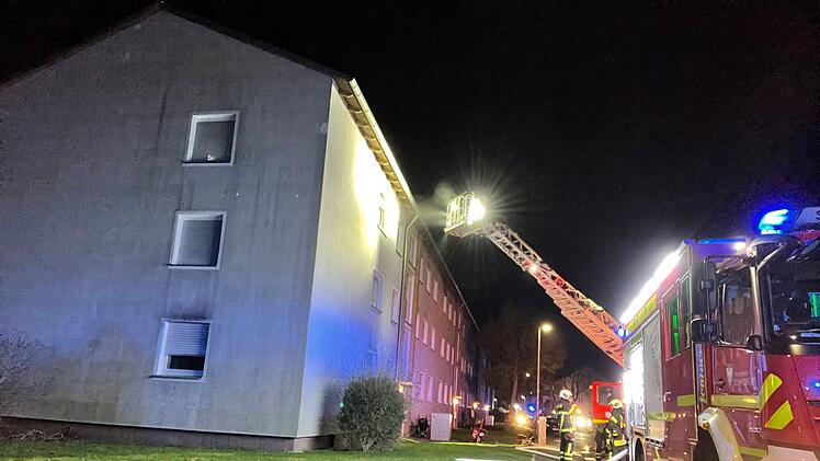 Schweinfurt: Brand durch Campingkocher ausgelöst - Bewohner wird in Klinik gebracht