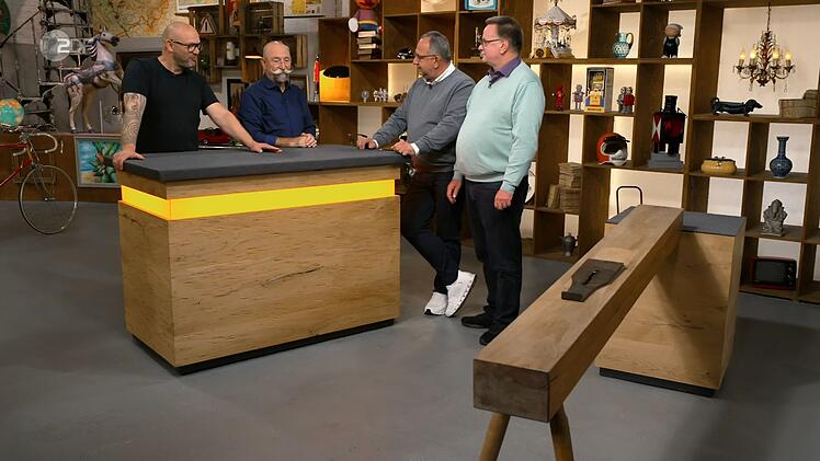 Den etwa 100 Jahre alten K&uuml;ferhobel hielt Experte Sven Deutschmanek f&uuml;r schwer verk&auml;uflich, deshalb lag der Wert nur bei 200 bis 300 Euro. F&uuml;r 150 Euro bekam Jos van Katwijk das schwere Teil.