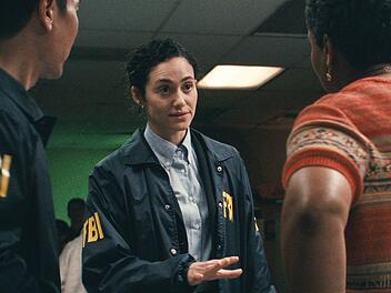 Alice Black (Emmy Rossum, Mitte) wird von einem alten Kollegen gebeten, bei den Ermittlungen zu einem Mordfall zu helfen. Schnell verd&auml;chtigt sie eine mysteri&ouml;se Frau.