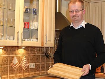Das selbst gemachte Schneidbrett hält Hobbykoch Thomas Teuchgräber in Ehren.  Foto: Jan Koch