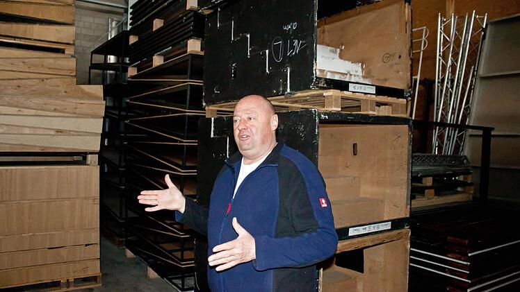 Werkstattleiter Thomas Müller im Kulissenlager