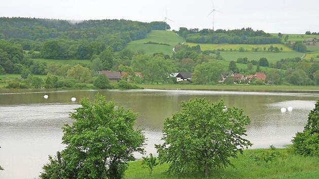 Noch präsentiert sich der Itzgrund - wie hier zwischen Lahm und Hemmendorf - wie eine Seenlandschaft. Aber seit gestern Vormittag bewegt sich der , in der Schenkenau gemessene Flusspegel immerhin langsam nach unten. Foto: Berthold Köhler