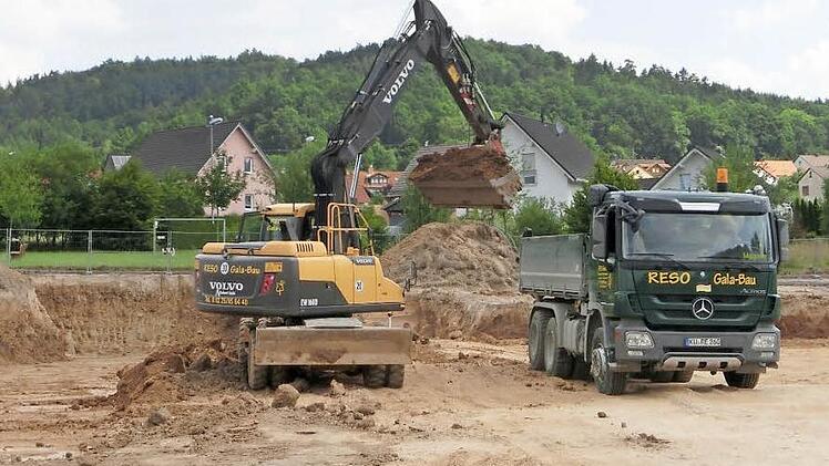 Seit zwei Wochen ist die Firma Reso Gala Bau aus Stadtsteinach mit dem Erdaushub für den neuen Rewe-Markt beschäftigt. Fotos: Tobias Braunersreuther
