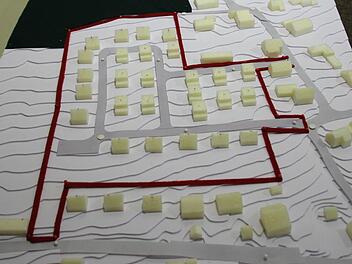 Dieses Modell zeigt die aktuelle Planung für das Gebiet "Reuther Hänge" (rot umrandet) mit 27 Wohneinheiten.  Foto: Peter Groscurth