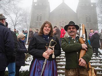 Die 40 Böllerschützen mussten unter der Kommandofolge von Carola Vetter aus Heilgersdorf für den strikten Schießablauf gehorchen, auch Harald Lehnert mit seinem Schaftböller.