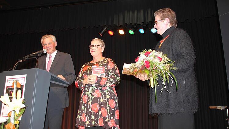 Landrat Oswald Marr und Gisela Lang (rechts) dankten Katerina Jacob mit Pralinen und Blumen.  Foto: Friedwald Schedel