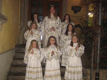 Der H&ouml;hepunkt des Weihnachtsmarktes: Das Christkind (Franziska Hetz) mit den sieben Engeln Foto: Paul Hader