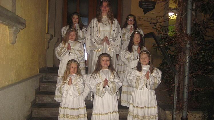 Der H&ouml;hepunkt des Weihnachtsmarktes: Das Christkind (Franziska Hetz) mit den sieben Engeln Foto: Paul Hader