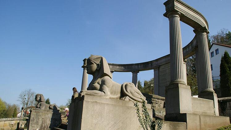 Das auffälligste Grabmal im Eltmanner Friedhof ist das der Familie Ankenbrand, die die Bayerischen Schleifsteinwerke gründete.