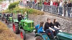 Gegen Mittag setzte sich die Oldtimer-Karawane zu einer Rundfahrt durch den Ort in Bewegung.