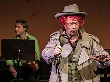 Dirigent und Detektiv in Personalunion: Ingo Paulick als Herr Buffo im Kinderkonzert in der Coburger ReithalleJochen Berger