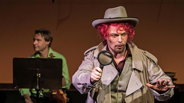 Dirigent und Detektiv in Personalunion: Ingo Paulick als Herr Buffo im Kinderkonzert in der Coburger ReithalleJochen Berger