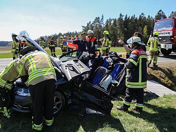 Drei Menschen wurden bei einem Unfall in Oberfranken schwer verletzt. Am Freitagmittag prallte ein Opel bei Kirchenpingarten (Kreis Bayreuth) gegen einen Audi. Foto: NEWS5 / Wellenh&ouml;fer