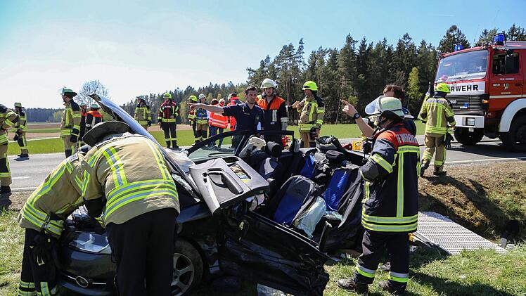Drei Menschen wurden bei einem Unfall in Oberfranken schwer verletzt. Am Freitagmittag prallte ein Opel bei Kirchenpingarten (Kreis Bayreuth) gegen einen Audi. Foto: NEWS5 / Wellenhöfer