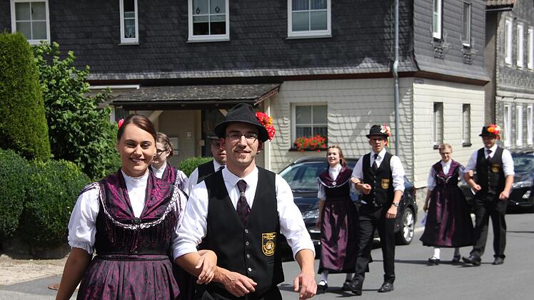 Die Burschen und Mädchen zogen durch das Dorf zum historischen Anger, wo Walzer, Polka und Rheinländer getanzt wurden.Veronika Schadeck