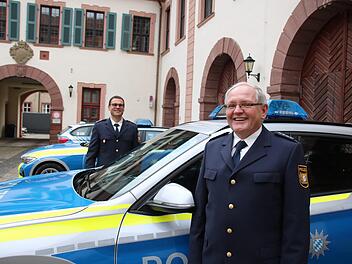 Christian Pörtner (hinten), Leiter der Polizeiinspektion Hammelburg, verabschiedete Dienstgruppenleiter Elmar Volpert in den Ruhestand. Vor 16 Jahren wechselte Volpert nach Hammelburg, bis zuletzt war er im Schichtdienst aktiv. Foto: Ralf Ruppert