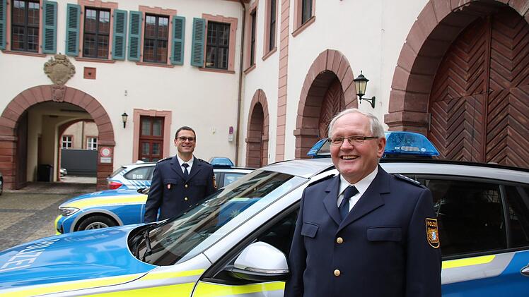 Christian Pörtner (hinten), Leiter der Polizeiinspektion Hammelburg, verabschiedete Dienstgruppenleiter Elmar Volpert in den Ruhestand. Vor 16 Jahren wechselte Volpert nach Hammelburg, bis zuletzt war er im Schichtdienst aktiv. Foto: Ralf Ruppert