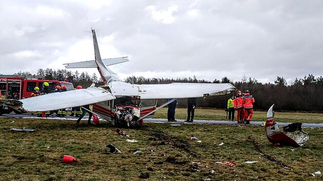 Das Wrack neben der Landebahn.