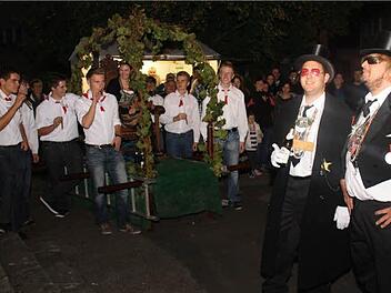 Christian Kehrer und Rouven Pfau vor dem Rathaus.  Fotos: G. Bauer