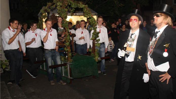 Christian Kehrer und Rouven Pfau vor dem Rathaus.  Fotos: G. Bauer