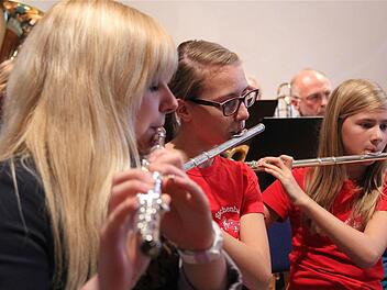 Miriam Vogler, Celin Nickel und Annika Schmitt aus der Eschenbacher Kapelle probten moderne Kompositionen. Die jungen Musiker waren von dem Workshop begeistert. Foto: Gerd Schaar