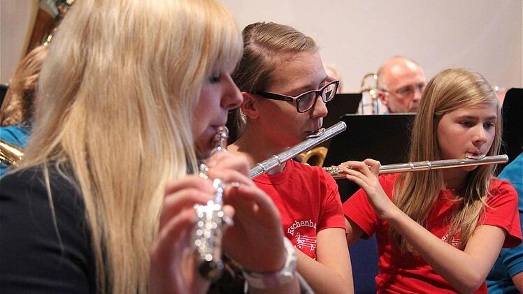 Miriam Vogler, Celin Nickel und Annika Schmitt aus der Eschenbacher Kapelle probten moderne Kompositionen. Die jungen Musiker waren von dem Workshop begeistert. Foto: Gerd Schaar