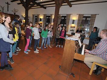 Marco Winkler (r.) freute sich, dass 16 Mädchen zum ersten Treffen gekommen waren. Foto: Roland Meister