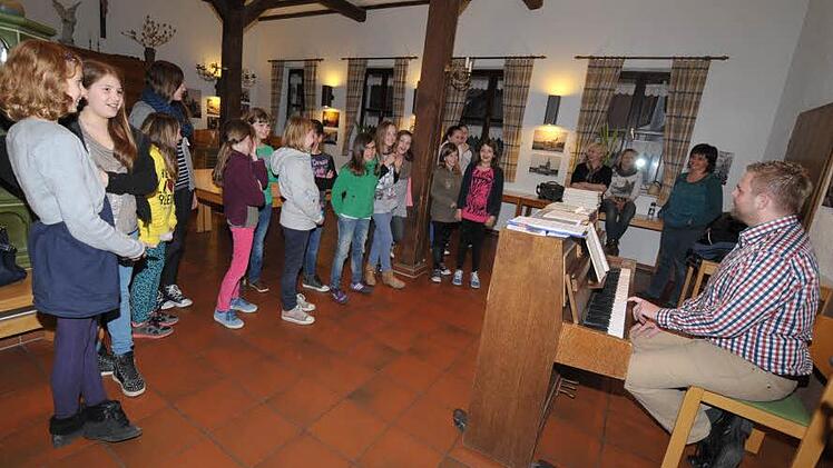 Marco Winkler (r.) freute sich, dass 16 Mädchen zum ersten Treffen gekommen waren. Foto: Roland Meister