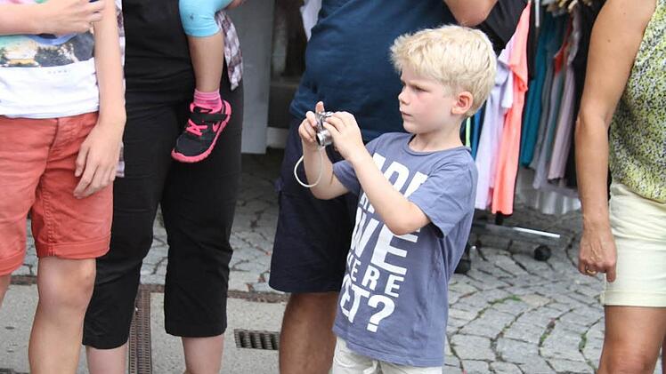 Große und kleine Ferrari-Fans in ihrem Element.