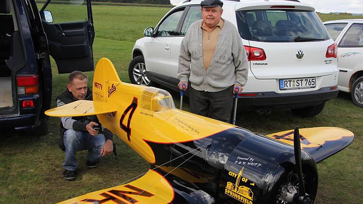 Gründungsmitglied Günter Fröba vererbte seinem Sohn Klaus die Leidenschaft für den Modellflug. Hier ist er bei Klaus' Flieger.