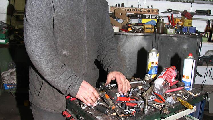 Alexander Schuster blutet das Herz, wenn er sein Werkzeug ordnet: Nach zwanzig Jahren sicherer Arbeit steht er jetzt selbst vor dem Nichts. "Ich habe viel Herzblut in die Firma gesteckt, jetzt gehen wir mit schmutzigen Händen, ohne Abfindung. Ich glaube aber schon, dass es endgültig ist", sagt Schuster und ist betroffen. Foto: Sonja Adam