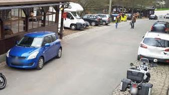 Parkende Fahrzeuge vor den Kellern stören manchen Gast.  Foto: privat
