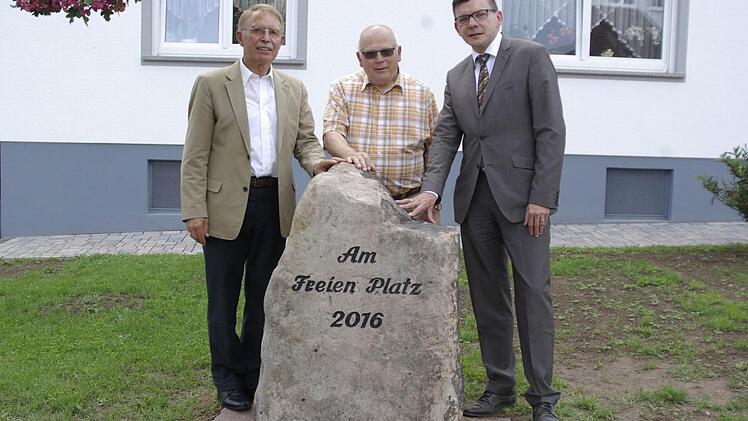 Ein Findling mit der Aufschrift "Am Freien Platz - 2016", gespendet von Rudolf Brust (M.), ziert das gelungene Werk, für das Ortsbeauftragter Albert Trost (l.) und Bürgermeister Armin Warmuth (r.) lobende Worte fanden. Foto: Winfried Ehling